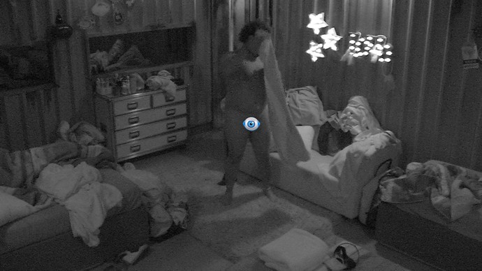 “BBB 16”: Ronan deixa tudo à mostra ao trocar de roupa