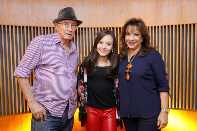 Boury, Larissa Manoela e Íris Abravanel. (Foto: Divulgação)