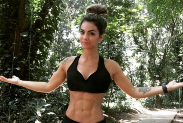 Em resposta a fã, Kelly Key admite: ‘Meu peito está murcho’