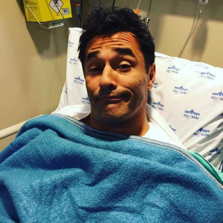 Ator Luciano Szafir assusta fãs ao publicar foto em cama de hospital
