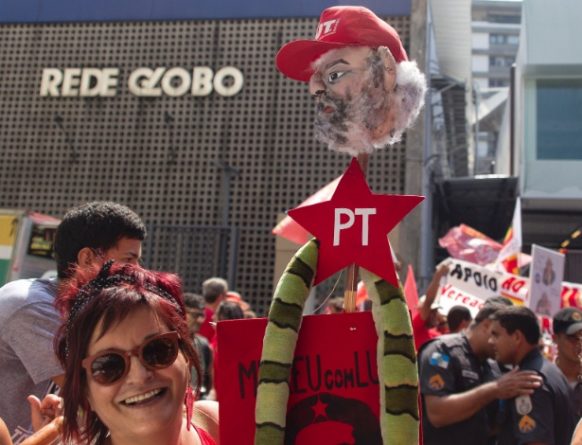 Porta da Rede Globo é invadida por manifestantes favoráveis a Lula, no Rio de Janeiro