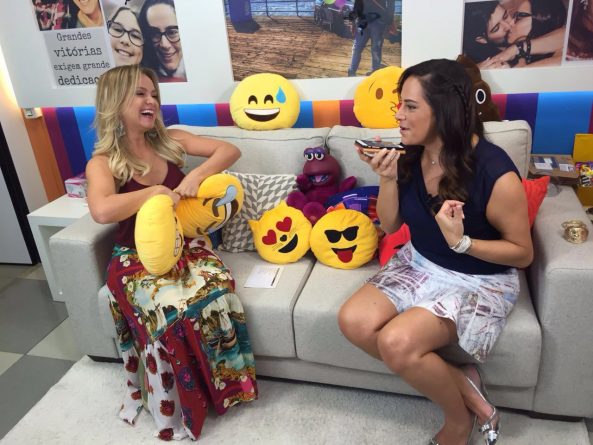 Silvia Abravanel mostra foto de Silvio Santos montado em jegue durante viagem