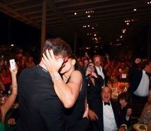 Ricky Martin leiloa beijo por US$ 180 mil em baile de gala