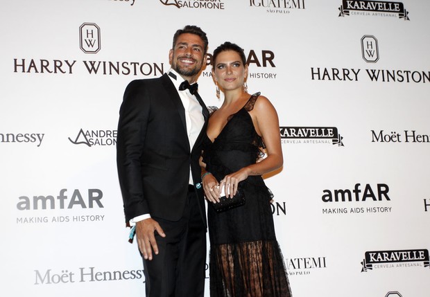 Cauã Reymond beija nova namorada em evento com Grazi Massafera