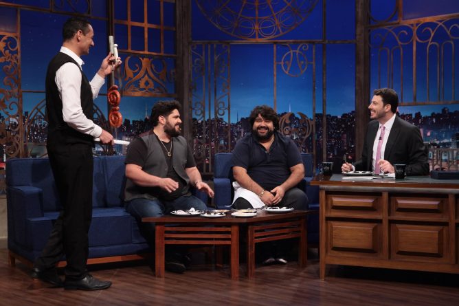 Danilo Gentili leva rodízio de churrasco no palco para César Menotti e Fabiano no “The Noite”