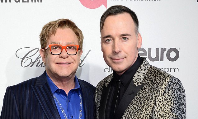 Revista revela que Elton John foi traído pelo marido David Furnish