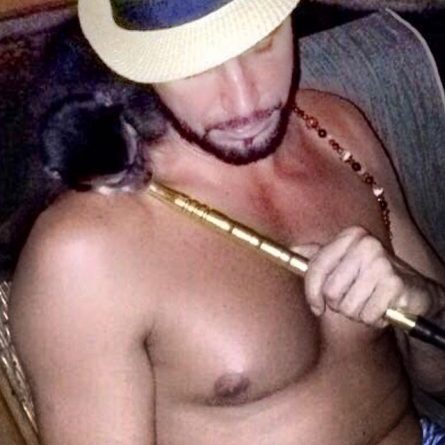 Latino posta foto com macaco Twelves fumando e causa polêmica