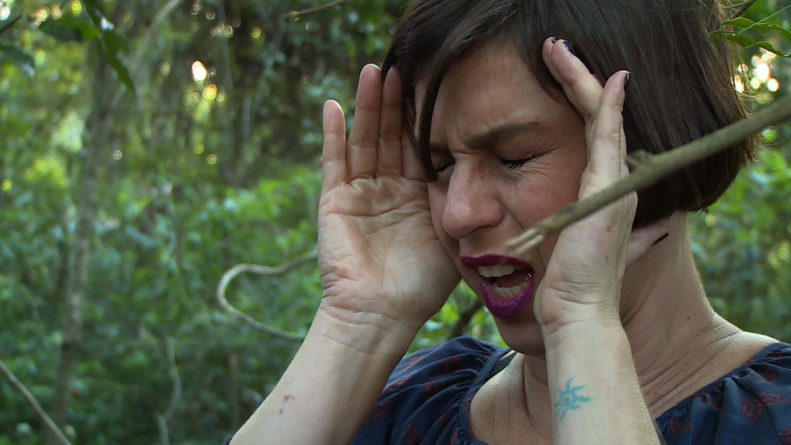 Apresentadora de “A Liga” passa mal ao encontrar cadáver em cemitério clandestino