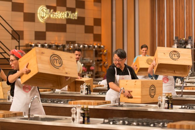 Candidatos enfrentam mais um desafio da Caixa Misteriosa no “MasterChef”