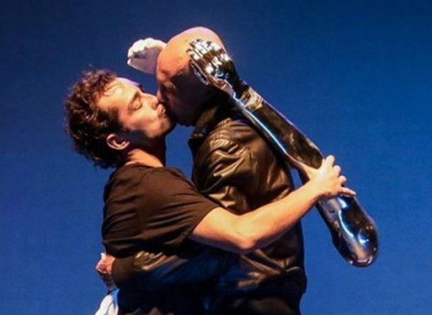 Eduardo Sterblitch e Amin Khader se beijam no palco durante espetáculo