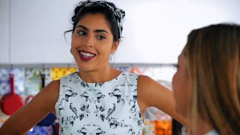 Bela Gil faz topless e exibe barrigão na reta final da gravidez