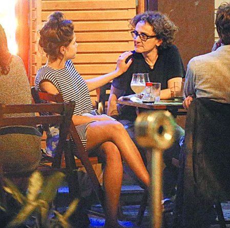 Bruna Linzmeyer é fotografada trocando carinhos com a namorada