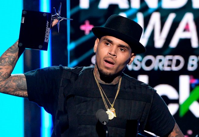 Chris Brown é acusado de roubar boné de fã