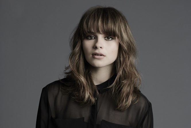 Cantora britânica Gabrielle Aplin fará participação especial em “Totalmente Demais”