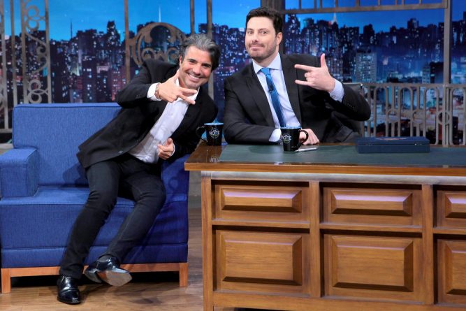 João Kléber faz revelações sobre Chacrinha no “The Noite”: “Usava fraldas descartáveis”