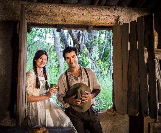 Ator flagra Camila Queiroz dormindo nos bastidores de “Eta Mundo Bom!”