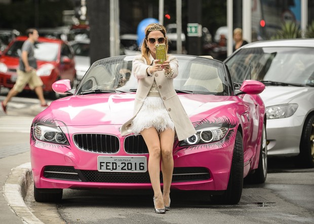 Personagem de Tatá Werneck em “Haja Coração” é inspirada em Paris Hilton