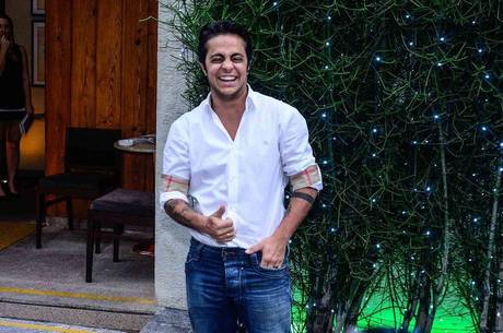 Thammy Miranda decide mostrar o saco após provocação de seguidor