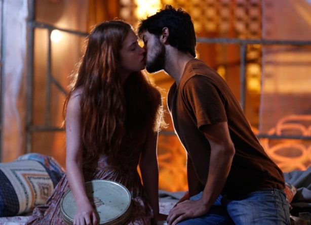 Eliza (Marina Ruy Barbosa) e Jonatas (Felipe Simas) em cena romântica no início de "Totalmente Demais". Foto: Divulgação/Globo