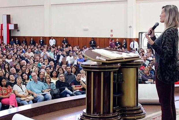 Andressa Urach fala para igreja lotada: “Hoje posso dizer que sou mãe”