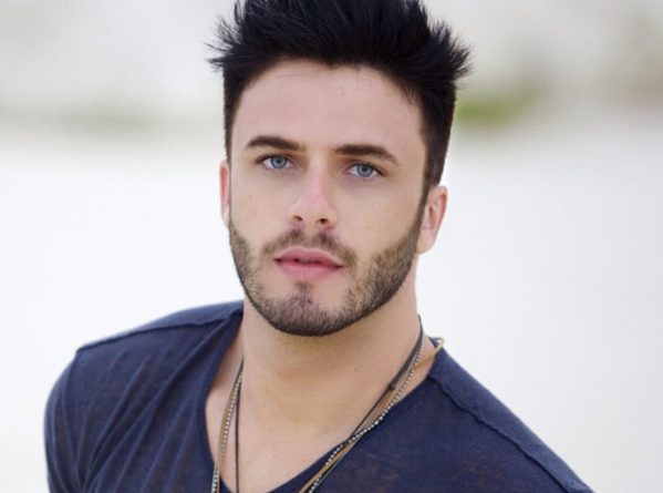 Cantor sertanejo posta foto de sunga “marcando” e choca seguidores