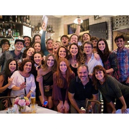 Marina Ruy Barbosa posta foto com elenco de “Totalmente Demais”
