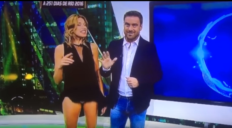 Apresentadora de programa de esportes mostra calcinha ao vivo