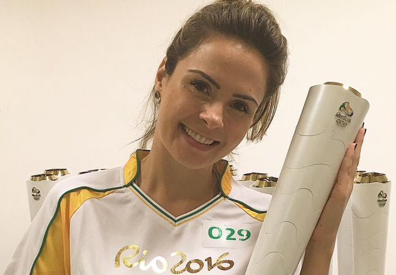 Ex-BBB Ana Paula Renault carrega tocha olímpica em Fortaleza