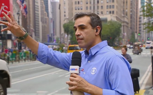 Repórter interrompe transmissão ao vivo para ajudar desconhecida a pegar táxi