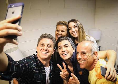 Apresentador Luciano Huck com o cantor Biel e sua família. Foto: Reprodução