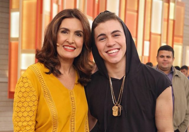 Fátima Bernardes faz confusão e chama cantor Biel de Bial no “Encontro”