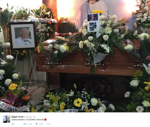 Caixão de Rubén Aguirre, o Professor Girafales, é coberto por maçãs e flores