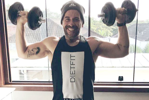 Leandro Hassum exibe os músculos em rede social: “Bora malhar”