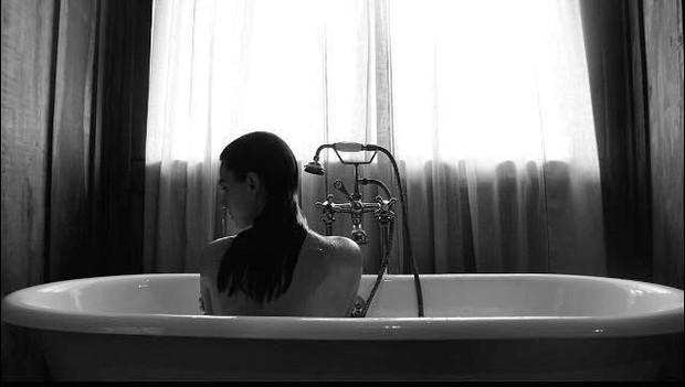 Isis Valverde posa nua em banheira e comemora 4 milhões de seguidores