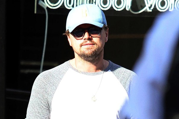 Leonardo DiCaprio é flagrado coçando as partes íntimas durante passeio