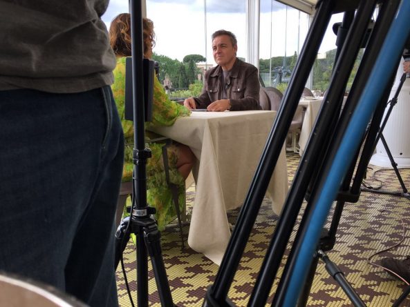 Gugu entrevista modelo que foi fotografada sem calcinha ao lado de Itamar Franco