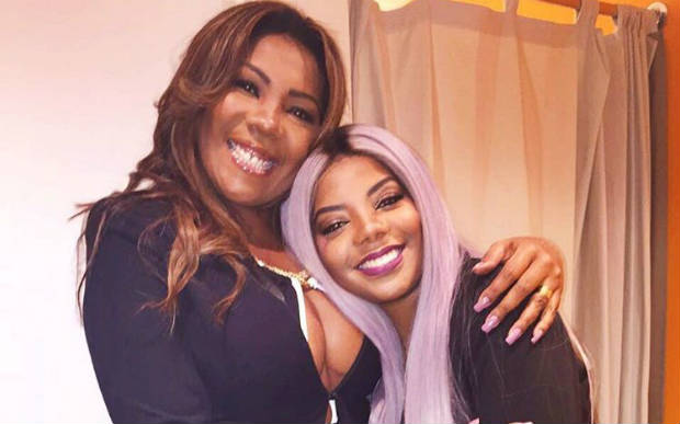 Após confusão com vizinha, Ludmilla faz festa para a mãe em outra casa