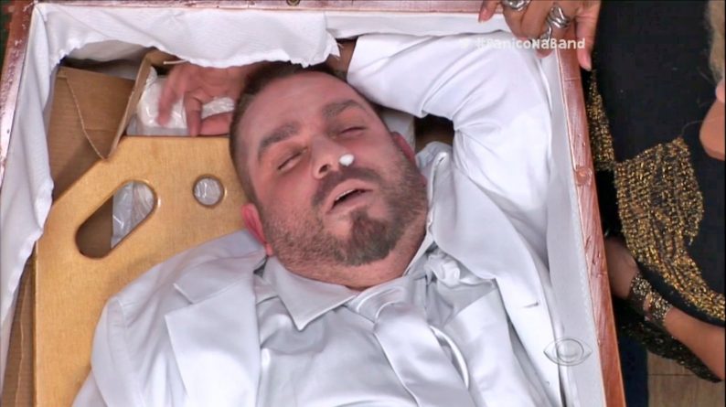 Bola foi trollado e acordou em seu próprio velório. Foto: Divulgação/Band