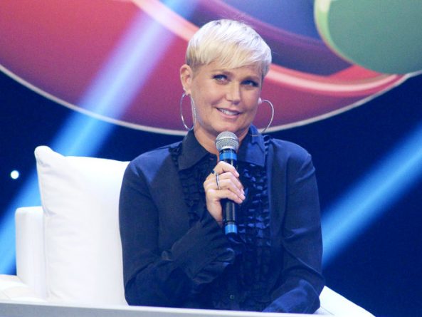 Xuxa volta às passarelas com seios à mostra em desfile no Rio de Janeiro