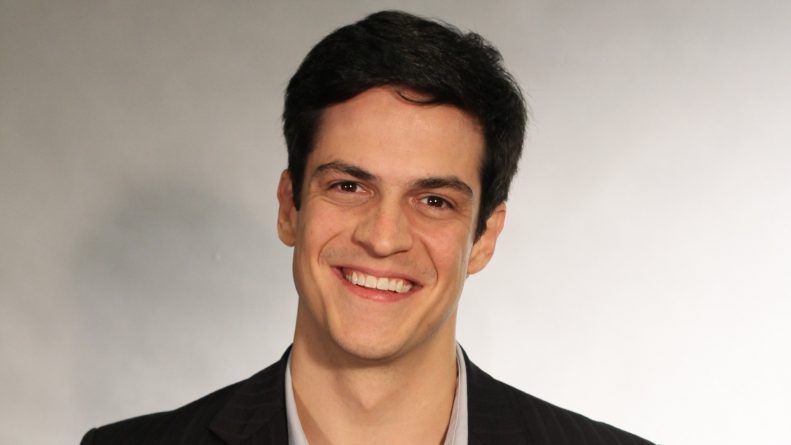 Mateus Solano aparece ruivo em primeira aparição na TV; veja a imagem