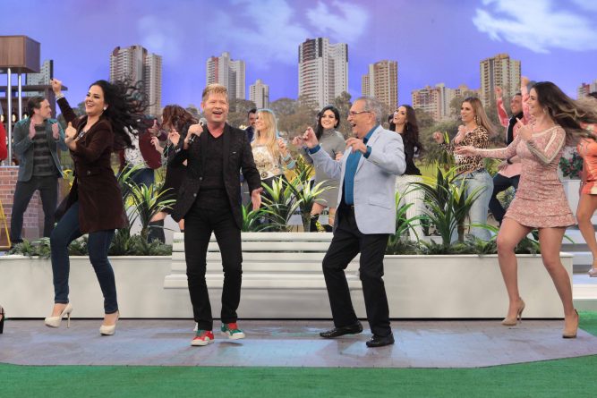 Carlos Alberto recebe Roberto Leal no “A Praça é Nossa” desta quinta-feira (4)