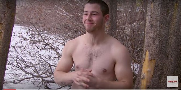 Nick Jonas aceita desafio e atravessa lago congelado somente de cueca