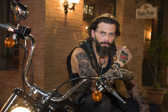 Henri Castelli divulga foto sexy em que aparece com a namorada na cama