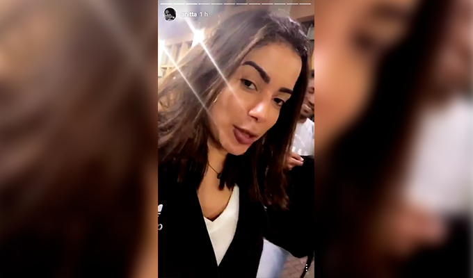 Anitta é flagrada por paparazzo sem maquiagem: “Estou arrasada”