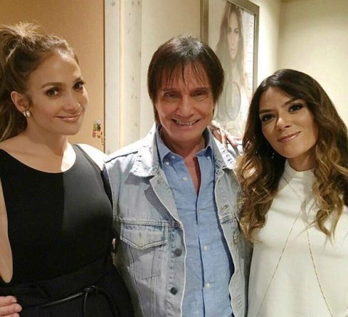 Roberto Carlos posa ao lado de Jennifer Lopez após anúncio de parceria