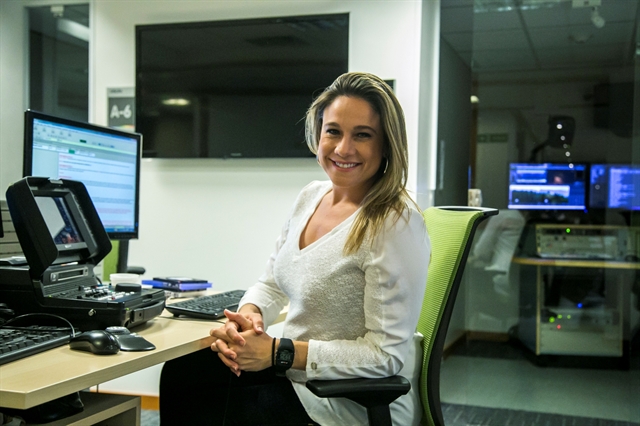 Fernanda Gentil troca beijos com a namorada em comemoração