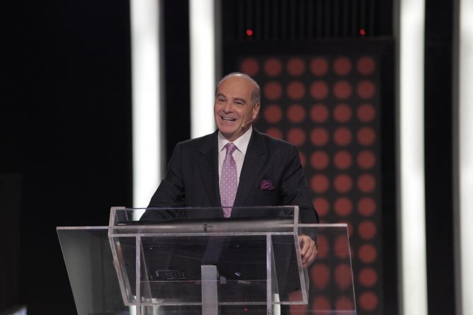 Dono da RedeTV! desafia Silvio Santos e ameaça ficar nu no palco de programa