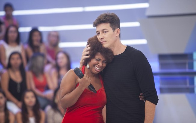 Com choro e assistencialismo, Rodrigo Faro cresce 40% no Ibope