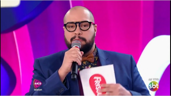 Tiago Abravanel foge do roteiro e fala emocionado de Silvio Santos