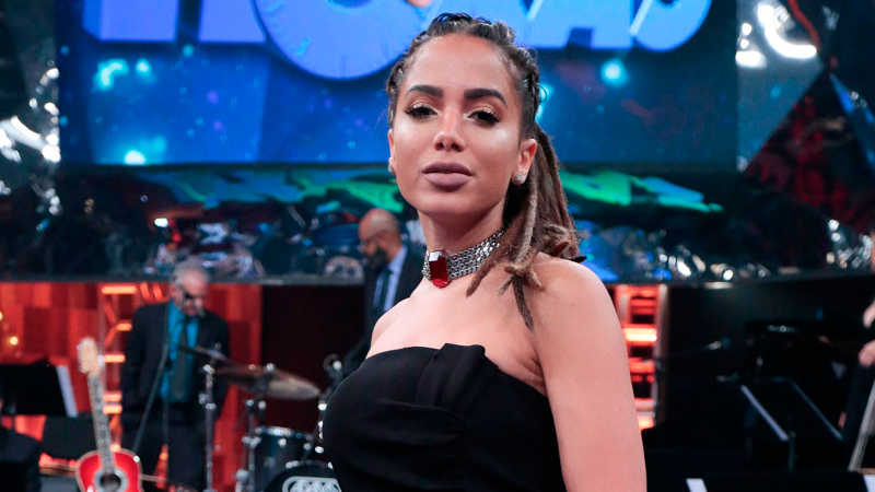 Anitta muda de visual e aparece com dreadlock nos cabelos